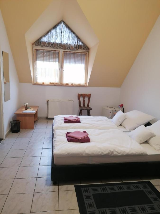 Centrum Etterem Es Panzio Hotell Őriszentpéter Exteriör bild